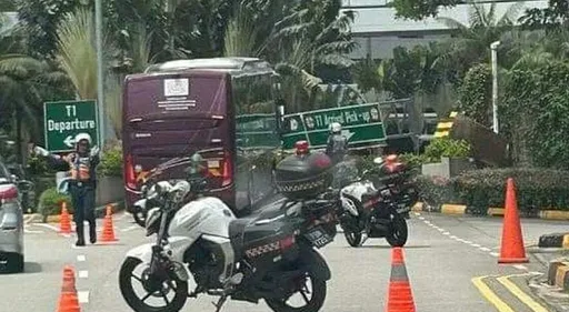超誇張！運將估錯車身高度　巴士撞倒告示牌