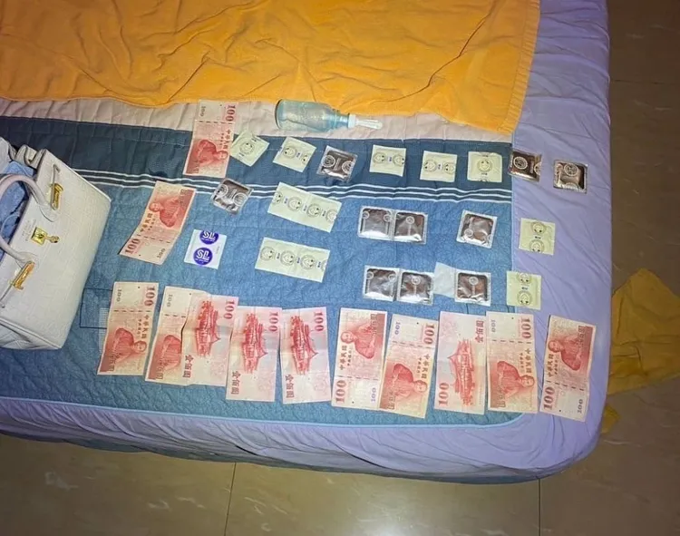現場查扣現金和保險套等物。中壢警分局提供