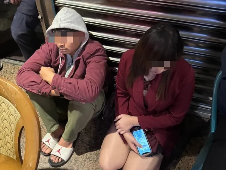 現場查獲嫖客和應召女。中壢警分局提供