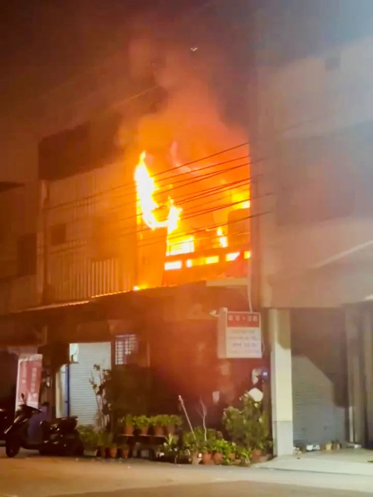 苗栗頭份一家餐飲店2、3樓住家冒出明火。讀者提供