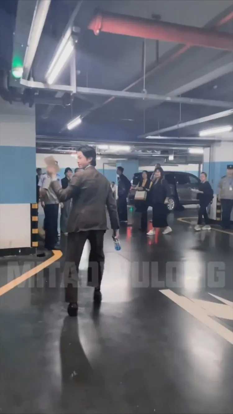 吳慷仁接過信件後，仍頻頻揮手與粉絲致意。翻攝自小紅書「若然冬天沒有花」