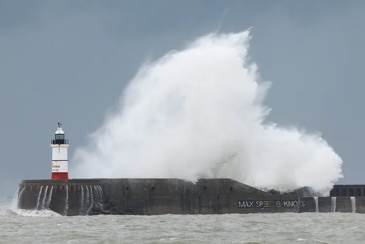 英國紐黑文巨浪。路透社