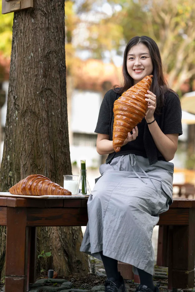 以萊思克AOP發酵奶油為主食材創作出不只大且大的可口的巨無霸可頌，目前北中南店鋪都可以購買下訂。。業者提供