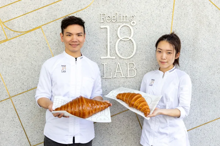 Feeling18 LAB 烘焙研究所延聘第一屆「德麥法國萊思克盃國王派冠軍賽」冠軍Jeffrey王家承擔任產品顧問，並搭檔甜點部主任劉珮珊製作店內一系列甜點和裹油千層麵包。業者提供