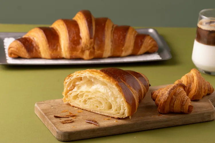 外賣母子可頌禮盒，內含巨可頌1個、客製迷你可頌5個，體型反差巨大，讓品嘗時更添樂趣。業者提供