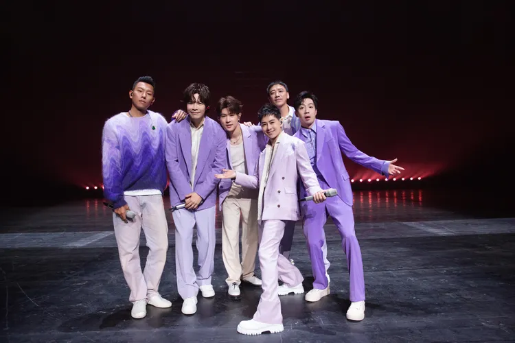 瘦子E.SO（左起）、八三夭阿璞、馬伯騫、林志穎、信、俞灝明同台。曜昇星提供