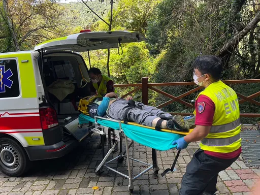 桃园拉拉山1登山客滑倒撞头喷血 警消担架搬运下山救出送医