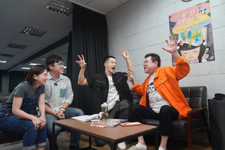 JR現場更邀前老闆孫德榮，演繹「黑漆漆魔王」。萬花筒劇團提供