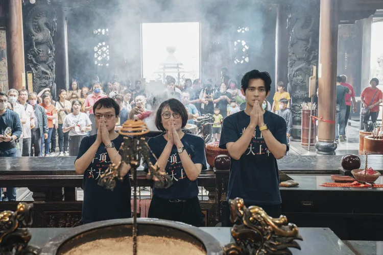 周渝民（右）去南投宮廟拜拜。甲上提供