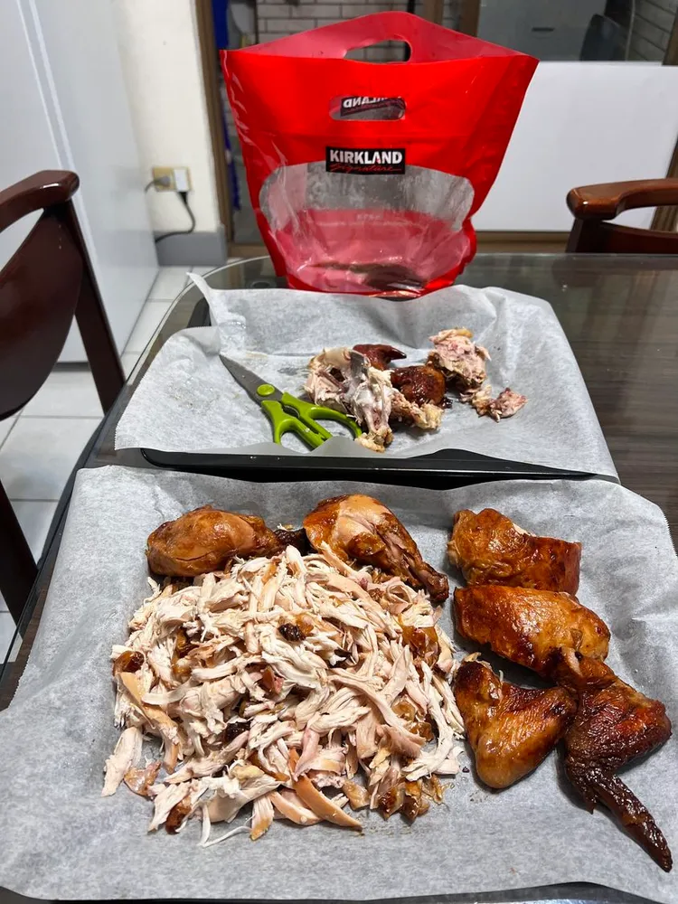 網友教學如何把好市多烤全雞稍微預作處理，就不怕陷入一頓吃不完恐怕太浪費的窘境。翻攝自臉書「Costco好市多 商品經驗老實說」