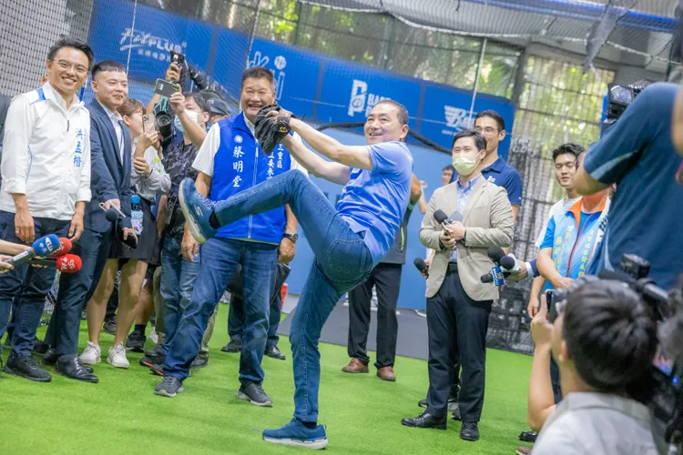 侯友宜拿起手套投球，同時以「爭亞運、興產業、好運點」為主軸發布體育政策五大主張 。侯辦提供