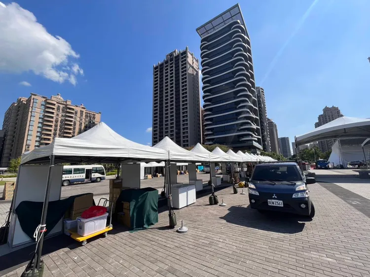 法務部矯正署桃園女子監獄正在藝文廣場做場地佈置工作。翻攝畫面