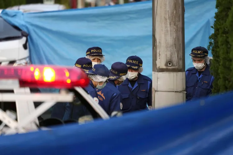 醫院槍擊後，警方於現場蒐證。美聯社