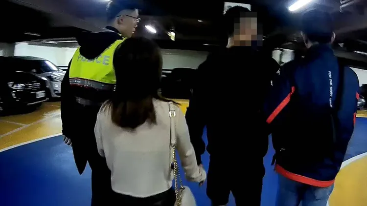 范男被捕後還牽著女友的手。桃園警分局提供