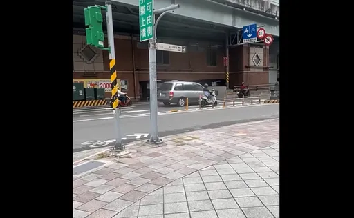 台北橋三寶出沒!休旅車闖機車道又倒車 嚇壞一堆騎士