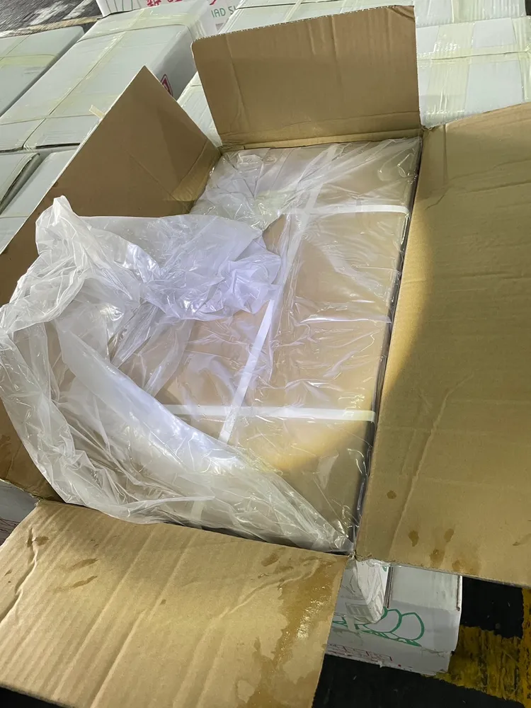 貨櫃前排先裝載合法申報之白蘿蔔掩人耳目，於中後排卻用「箱中箱」之方式夾藏劣質農產。翻攝畫面