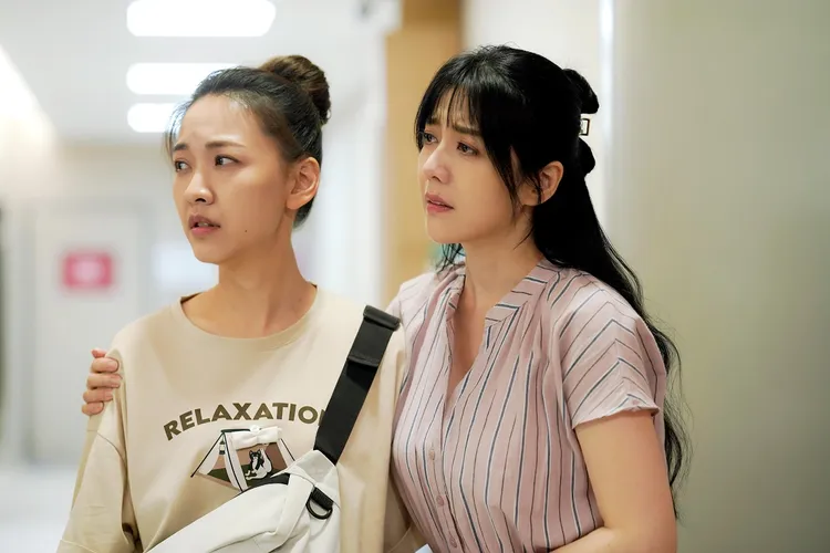 王識賢因胃穿孔進醫院，令韓瑜（右）和林玟誼擔心。華視提供