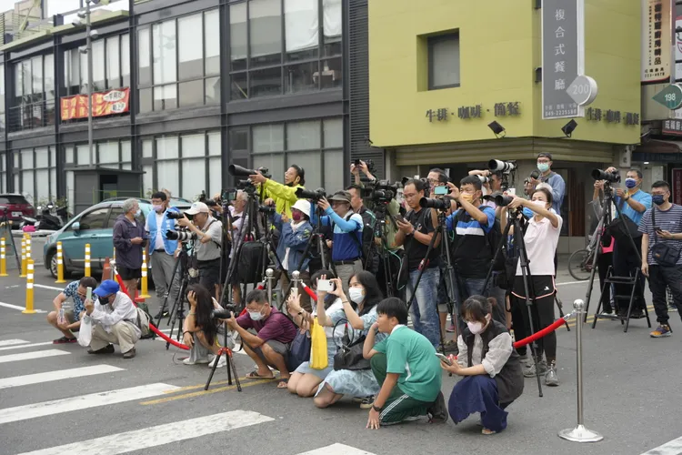 南投市封街拍懸日，吸引許多專業攝影師。市公所提供