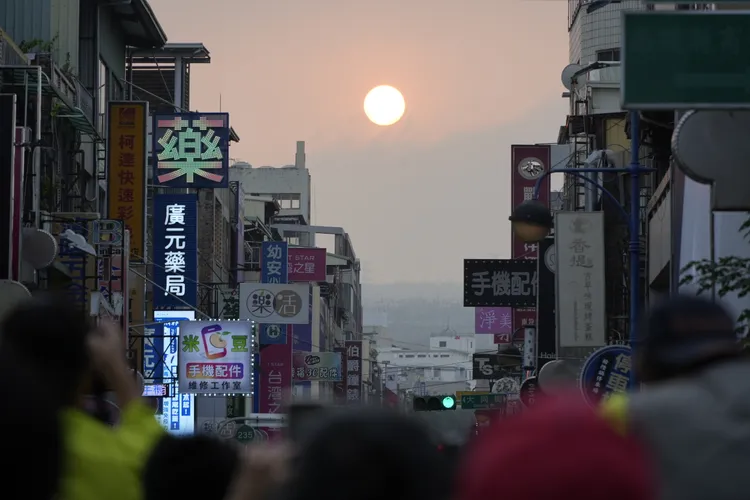 今天雲層太厚，太陽提早下山，讓民眾意猶未盡。市公所提供
