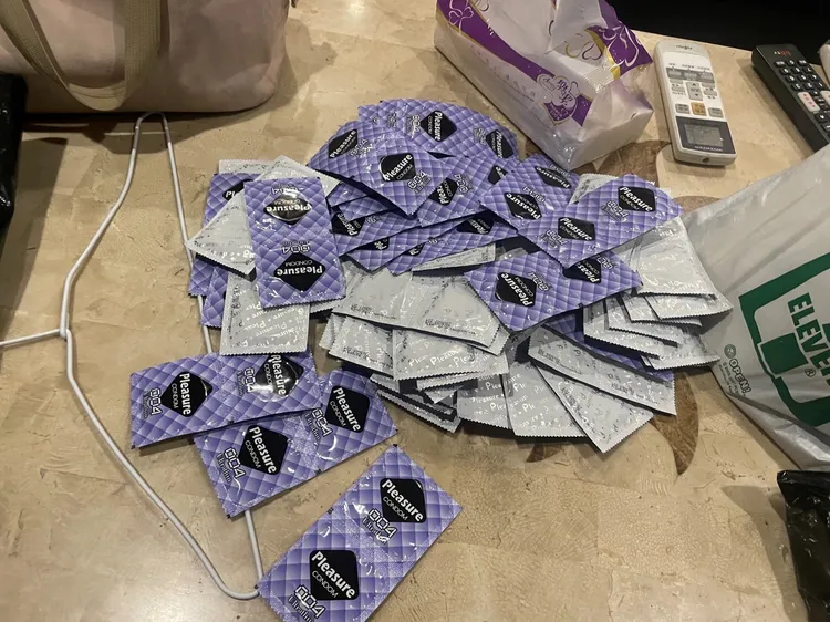 現場查扣大批保險套。警方提供