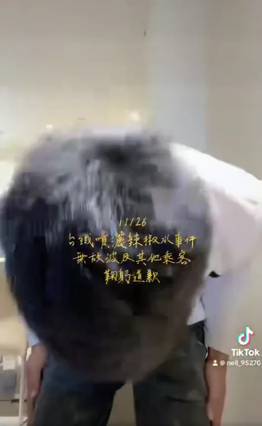 蔡承攸對噴辣椒水一事三鞠躬道歉。翻攝自蔡承攸臉書