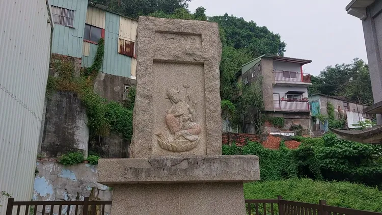 千光路「西國第一番」石碑可能與日本關西地區的西國三十三所觀音靈場巡禮有關。凃建豐攝