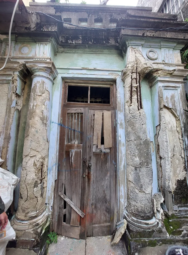 量水器室兩側有一對多立克柱式的附壁圓柱，但相當破敗。凃建豐攝