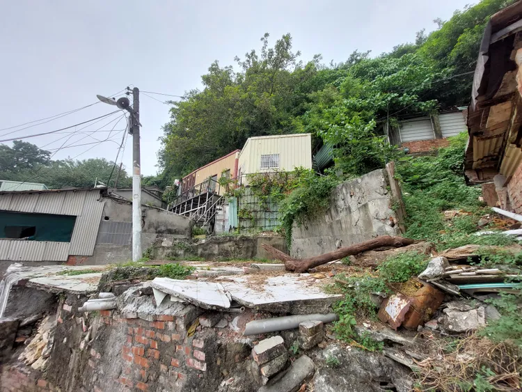 淨水池周遭許多土地被佔用，大部分佔用戶已經搬走，空留殘破。凃建豐攝