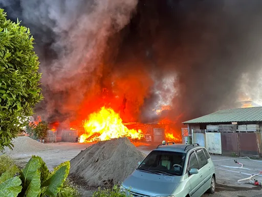 關西資源回收廠大火烈焰熊熊 3貨櫃付之一炬、財損60萬元