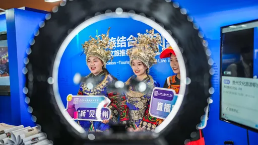 「4人宿舍3人在直播」中国大学生疯直播 游走法律、情色边缘