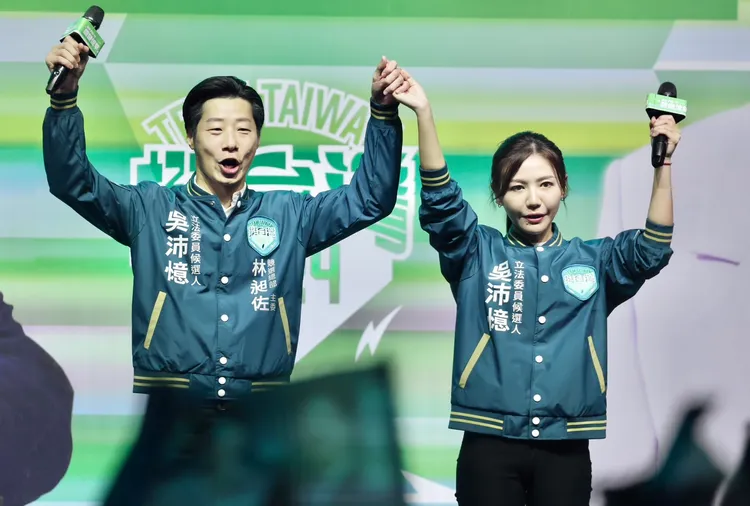 現任立委林昶佐相挺吳沛憶。林林攝