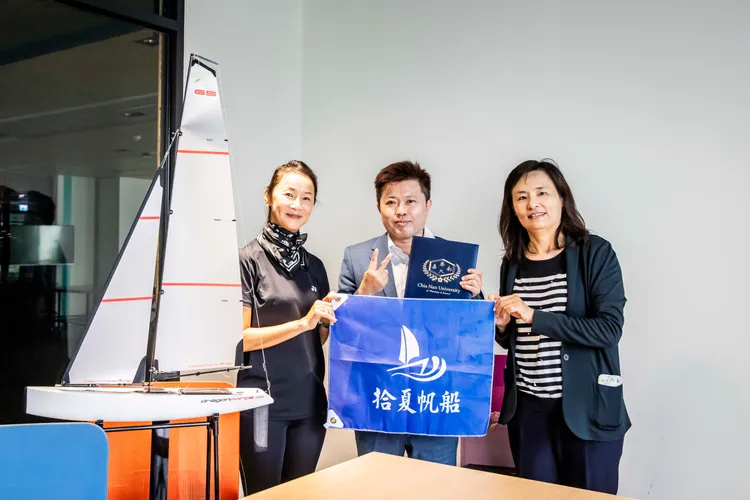 嘉藥觀光系與拾夏企業公司帆船團隊簽署合作備忘錄。校方提供