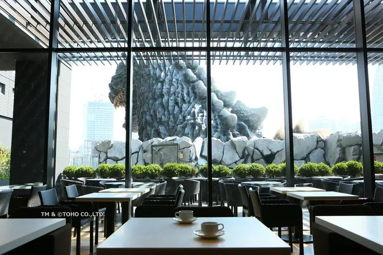 從酒店內餐廳可看到哥吉拉頭顱背面。格拉斯麗新宿酒店官網