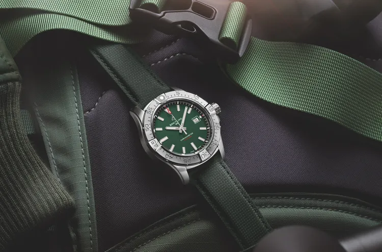 Avenger Automatic 42復仇者自動腕錶，精鋼錶殼，折疊穿釦軍用皮革錶帶或摺疊扣精鋼錶鍊，百年靈17機芯，動力儲存38小時，防水深度300米，12萬7000元。品牌提供