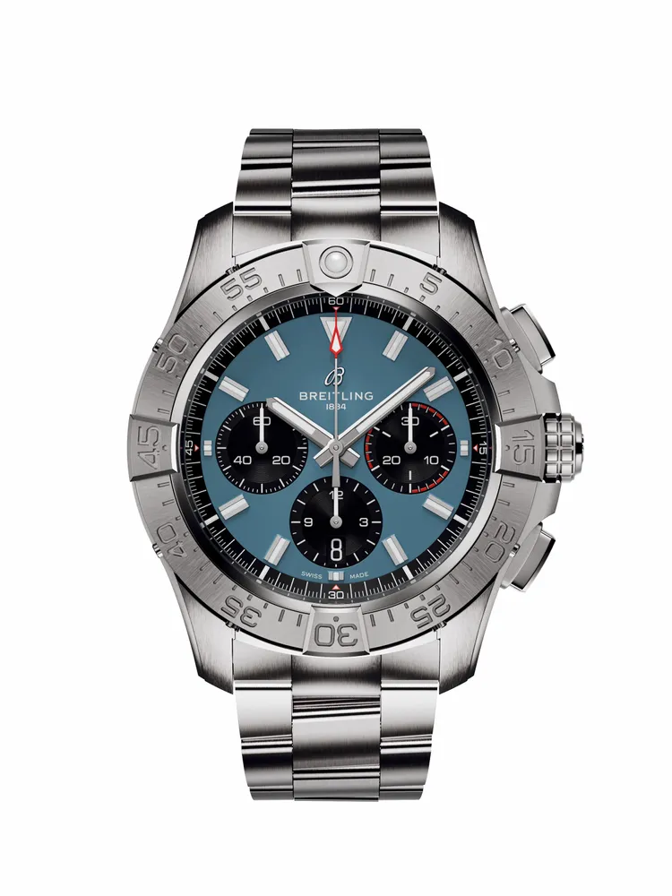 Avenger B01 Chronograph 44復仇者計時腕錶，44mm，精鋼錶殼，折疊穿釦軍用皮革錶帶或摺疊釦精鋼錶鍊，百年靈自製01機芯，動力儲存70小時，防水深度300米，23萬5000元。品牌提供