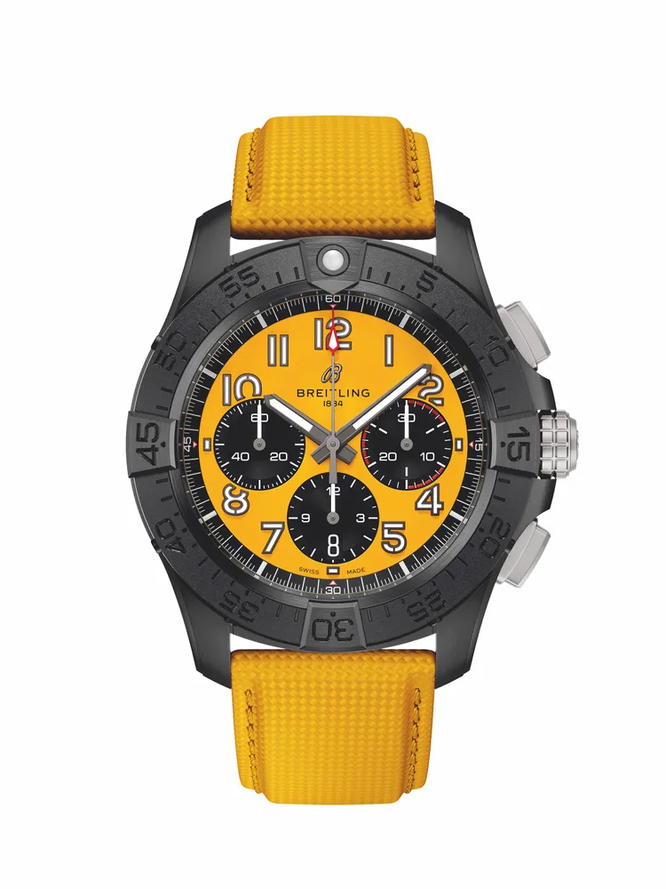 Avenger B01 Chronograph 44 Night Mission復仇者夜間任務計時腕錶黃面黃膠帶款，44mm，黑色陶瓷錶殼，碳纖維錶面、鈦金屬折疊穿釦軍用皮革錶帶，百年靈自製01機芯，動力儲存70小時，防水深度300米，26萬4000元。品牌提供