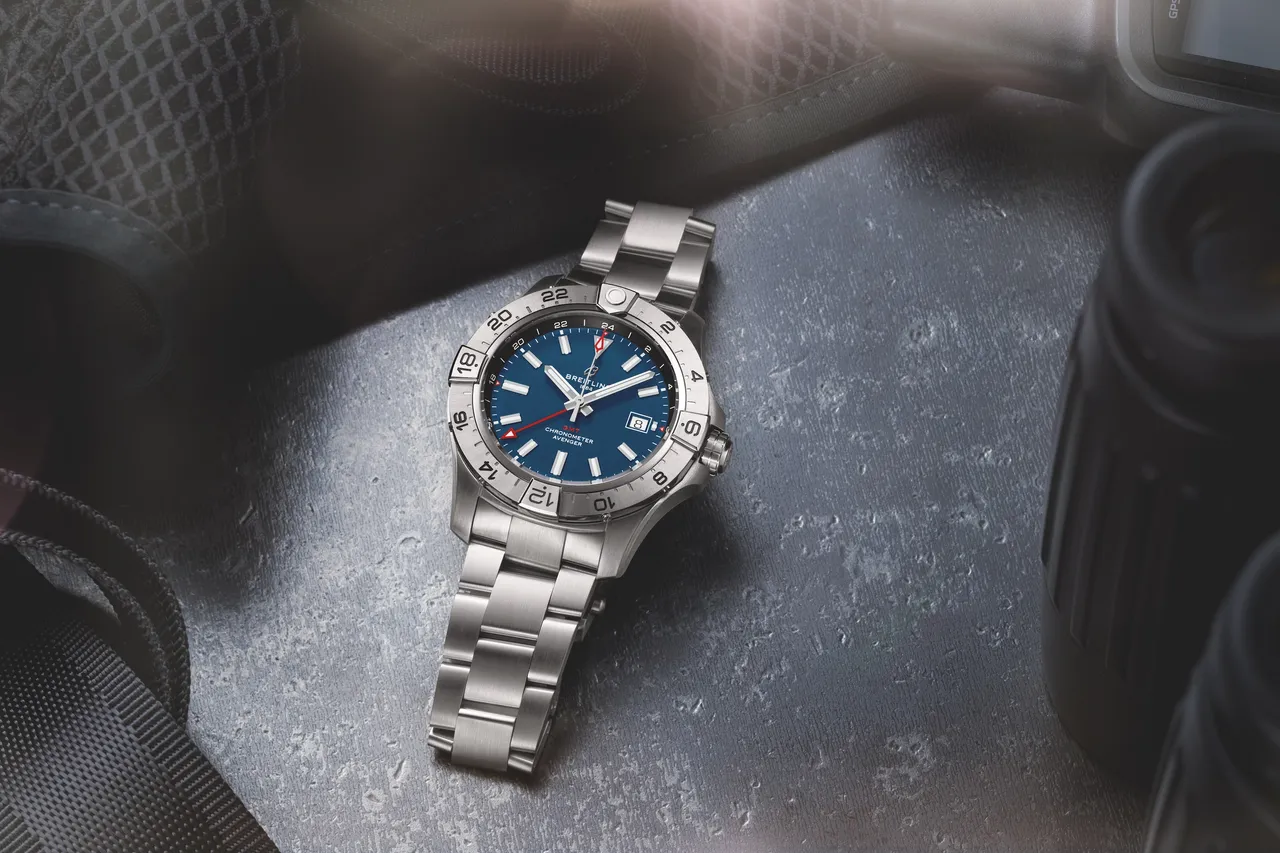 Avenger Automatic GMT 44復仇者世界時區自動腕錶,精鋼錶殼,折疊穿釦軍用皮革錶帶或折疊釦精鋼錶鍊,百年靈32型機芯,動力儲存42小時,防水深度300米,15萬6000元。品牌提供