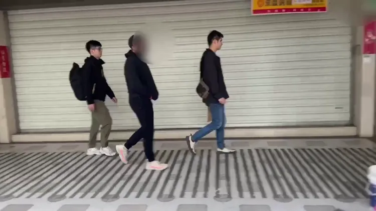 警方江吳祖倫（左二）帶回新北市刑大應訊。翻攝畫面