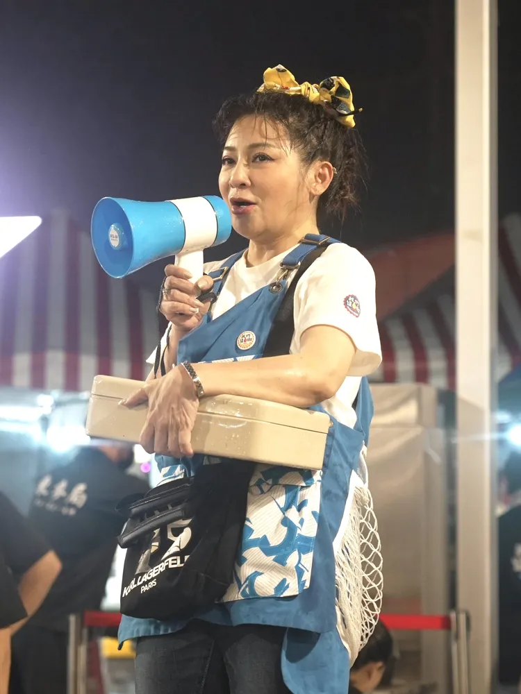 王彩樺努力叫賣。民視提供