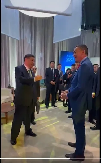 習近平（左）告訴泰國總理賽塔，不敢肯定中國男足的水平，贏球是僥倖。翻攝泰國政府X@thaigov1