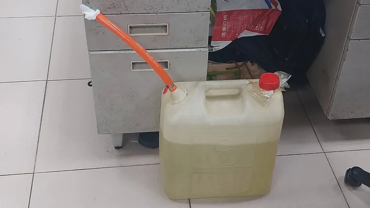 警方查扣被抽取的汽油。桃園警分局提供