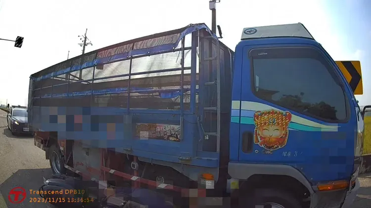 大貨車過閃紅燈路口疑未減速。讀者提供