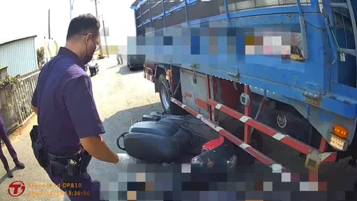 閃燈路口都未減速!機車擦撞大貨車 騎士慘捲車底喪命