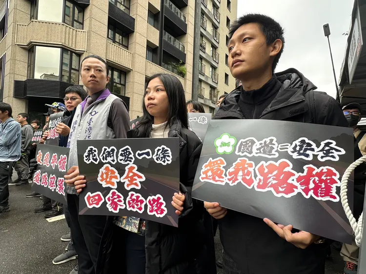 百輛重機齊聚交通部旁抗議。陳怡文攝