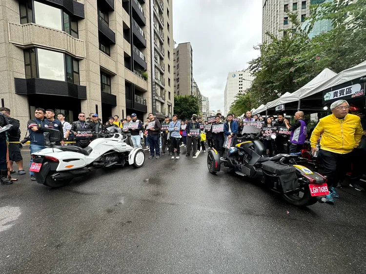 重機高喊上國道。陳怡文攝