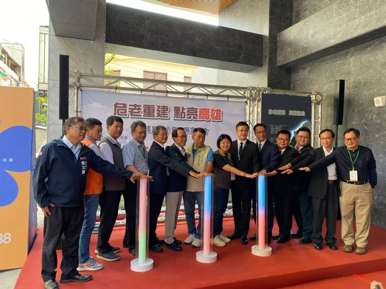 副市長林欽榮(左6)說，危老重建是真正促進建物再生、提高土地使用價值的關鍵措施。工務局提供