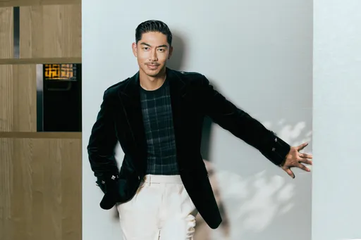 铁汉AKIRA跳童谣哄儿推娃娃车健身 曝爱子乐于分享像林志玲