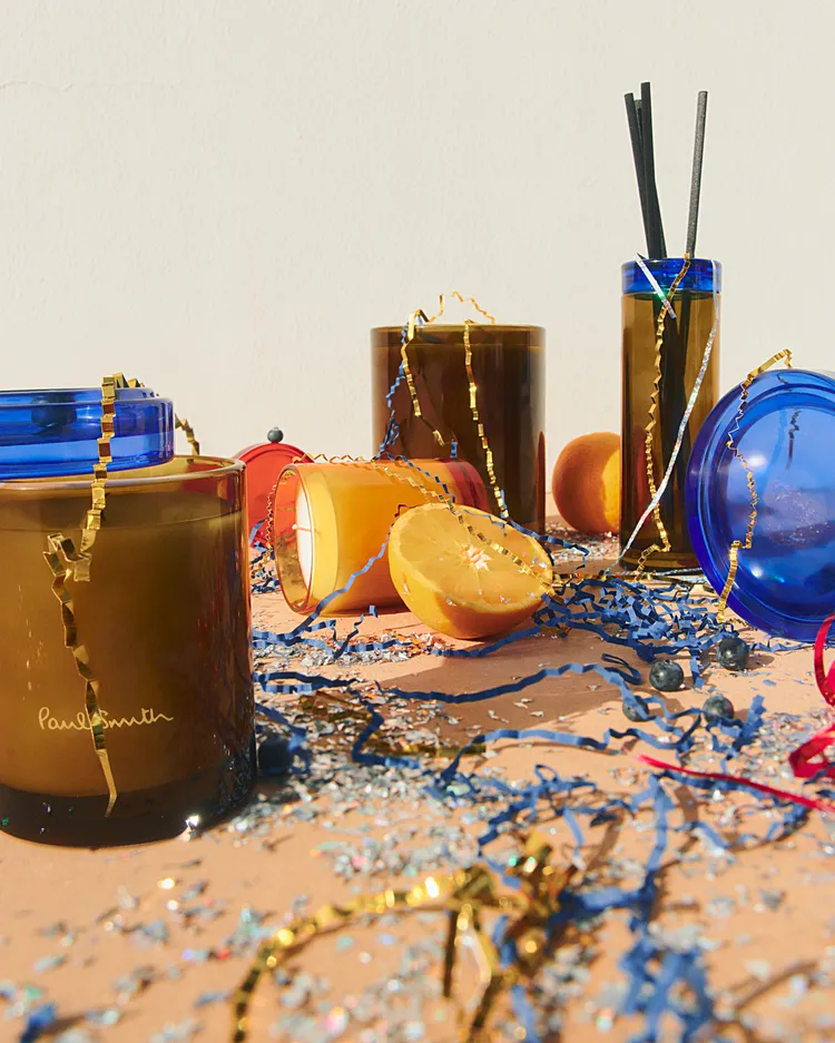 「說書人」融合馬達加斯加丁香花蕾、濃鬱沉木和廣藿香精油帶出溫暖氣息。品牌提供