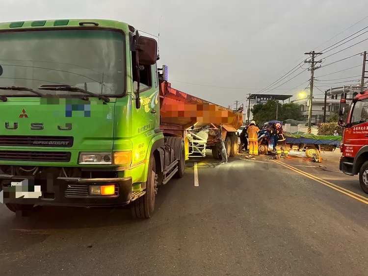 小貨車違規跨越雙黃線，遭小貨車當場撞上。讀者提供