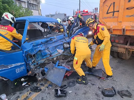 奪命影片曝光！砂石車違規害小貨車撞上　水果商情侶1死1傷
